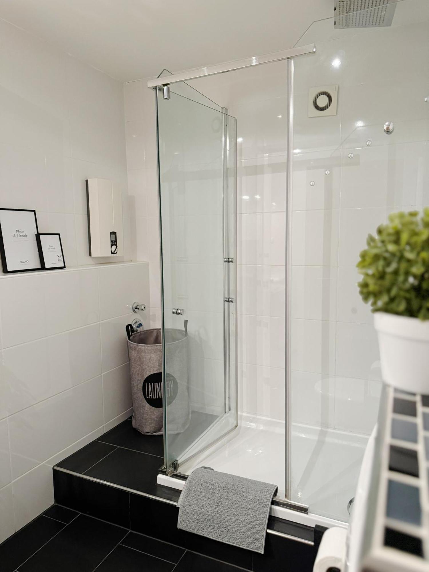90M2 I Central I Netflix I Wifi I Free Parking I Lia Apartments Hannover Bagian luar foto